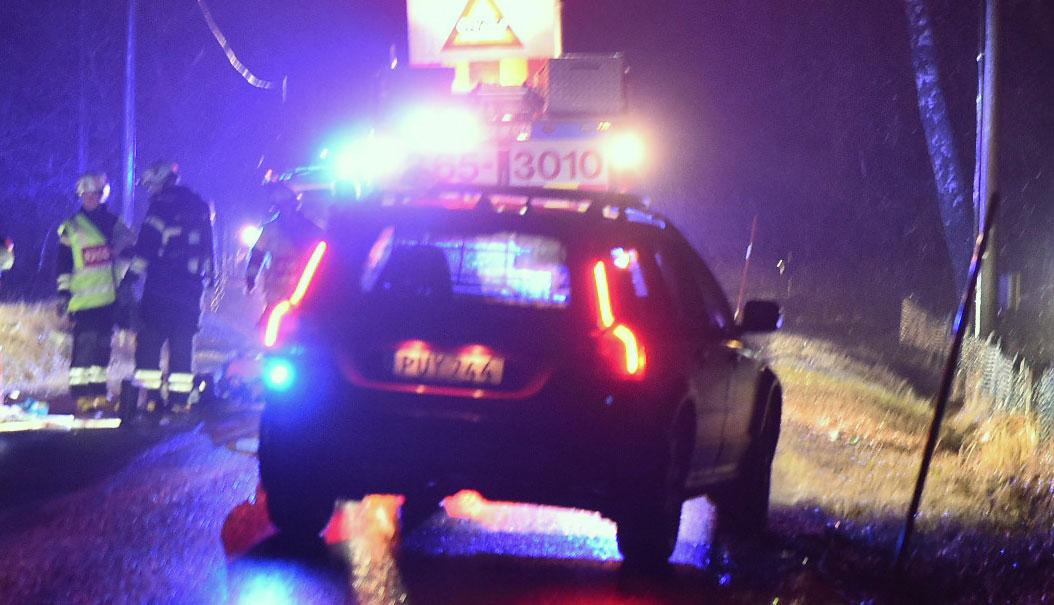 Polis på plats på väg 108 i Perstorps kommun där en personbil voltat av vägen.