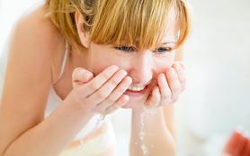 Att tvätta ansiktet på morgonen kan tyckas onödigt, men faktum är att du blir smutsig när du sover.
