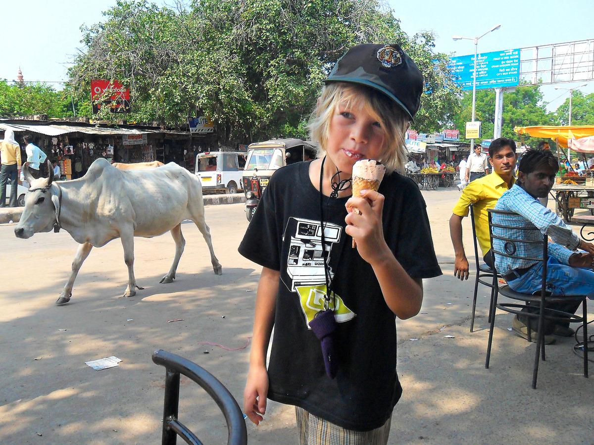 Noa äter glass i Sawai Mad Hopur, staden intill national­parken där vi åkte på tigersafari.