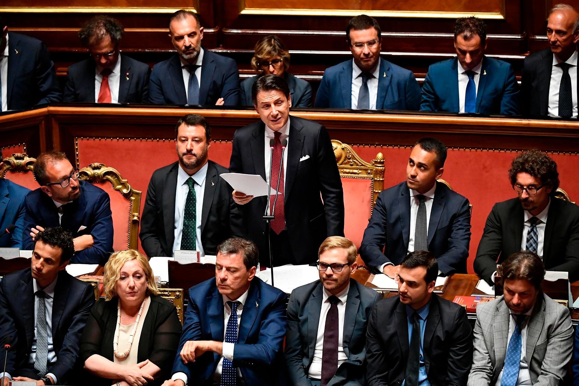 Inrikesminister, vice premiärminister och Legaledaren Matteo Salvini satt strax till vänster om premiärminister Giuseppe Conte när han meddelade att han avgår.