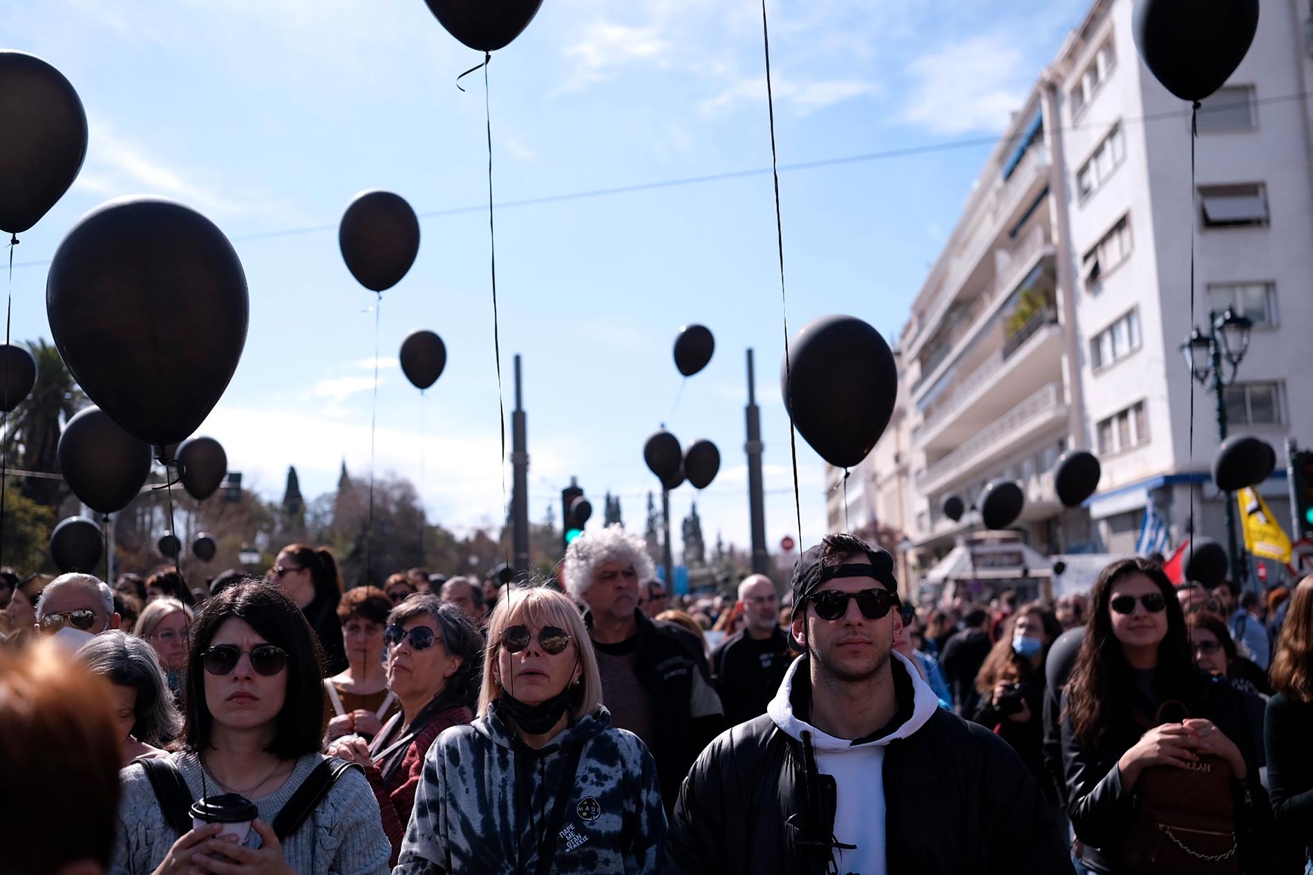 Svarta ballonger skickades upp i Aten för att hedra alla dödsoffer i tågkraschen.