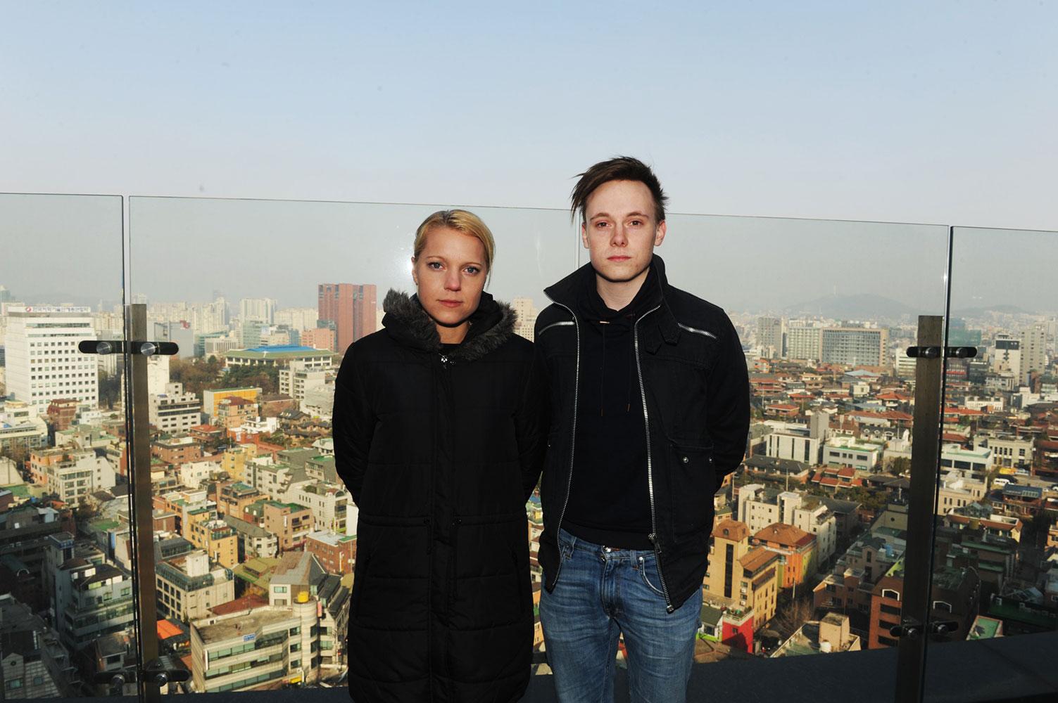 Aftonbladets Carina Bergfeldt och Pontus Orre på plats i Sydkoreas huvudstad Seoul.