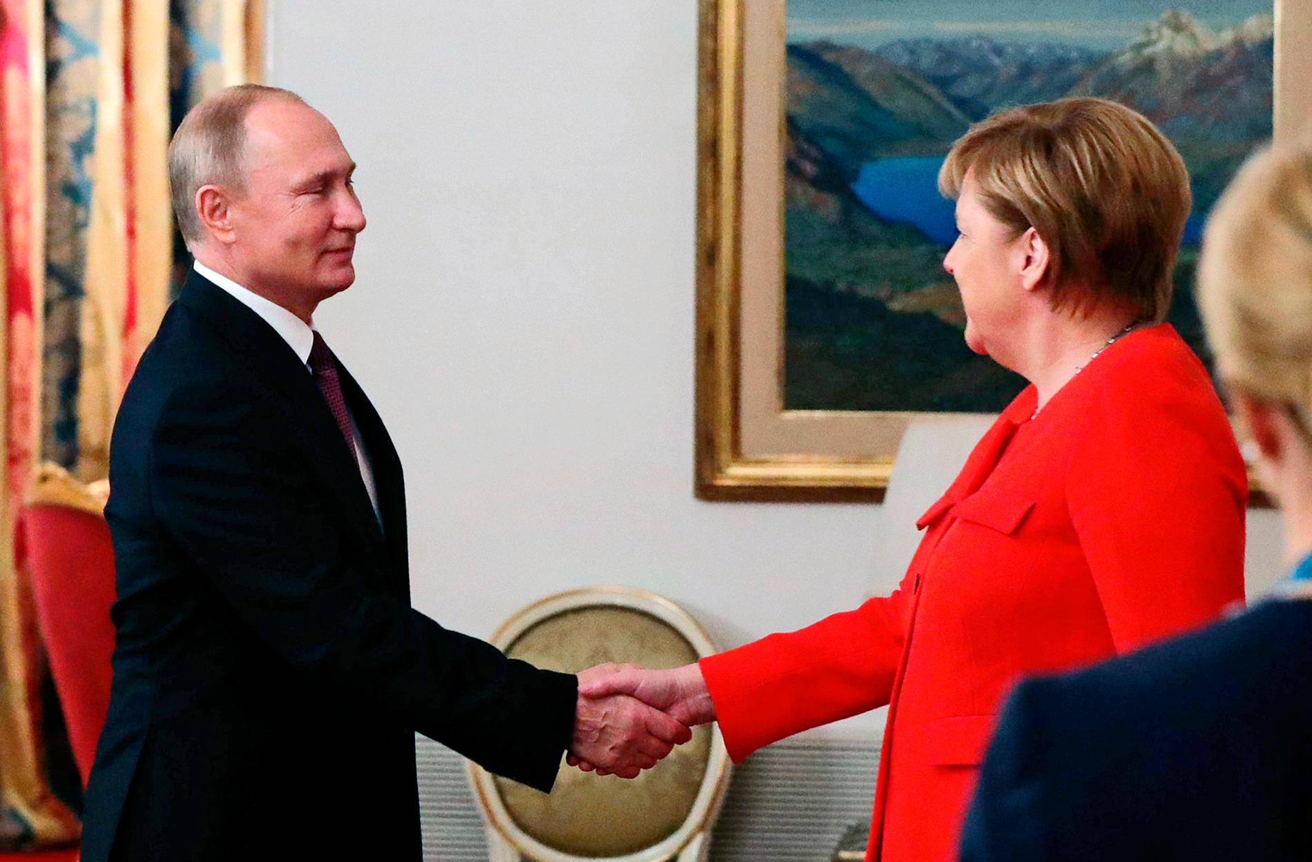 Vladimir Putin och Angela Merkel under deras möte vid G20-mötet i Buenos Aires.