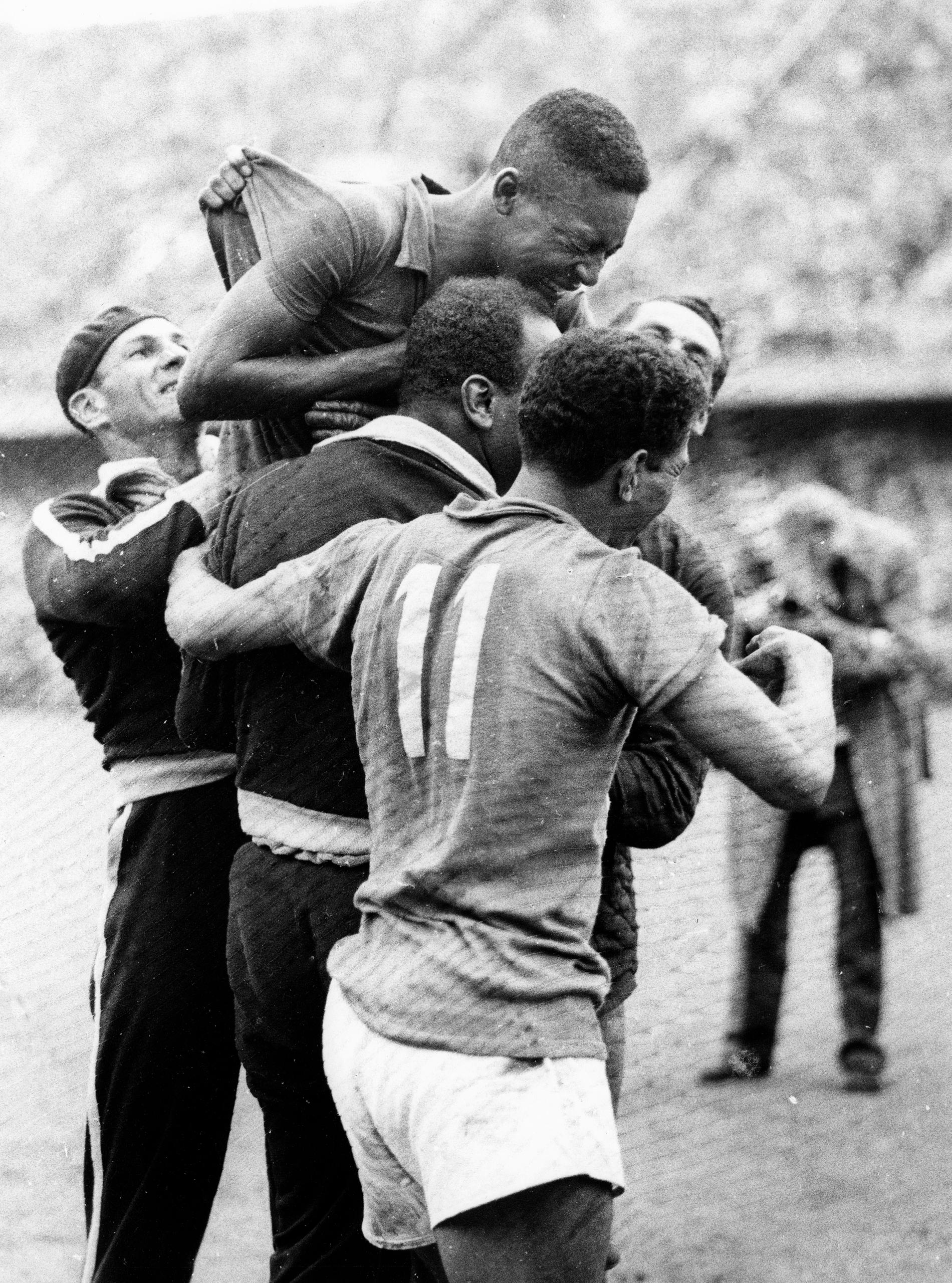 Pelé (överst i bild) under VM-finalen på Råsunda mot Sverige i VM 1958.