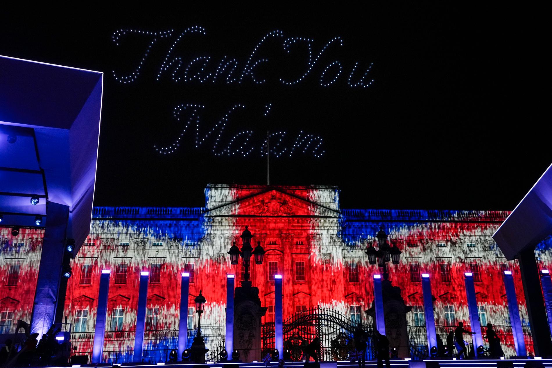 Buckingham Palace upplyst i den brittiska flaggan med orden ”Thank You Ma’am” projicerat på himlen.