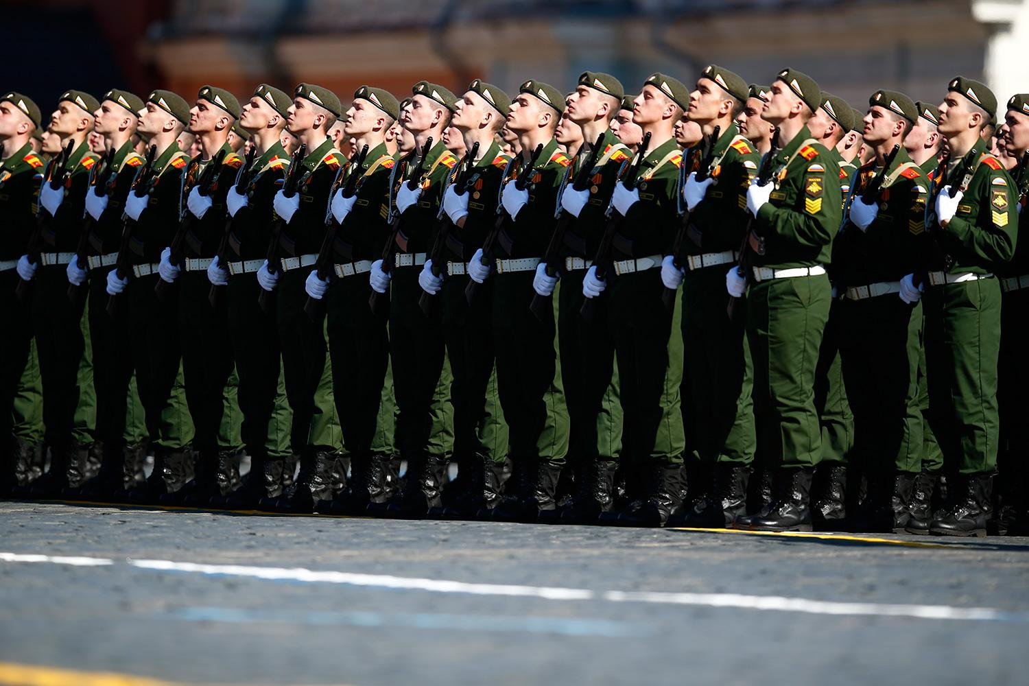 På lördagen försattes tusentals ryska soldater i högsta stridsberedskap, på order av president Vladimir Putin.