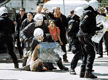 EU-TOPPMÖTET i Göteborg i juni 2001 och polisens agerande mot demonstranterna är fortfarande föremål för debatt. I går kritiserade regeringens kommitté polisens agerande.   Min bild av sanning och makt målades om, skriver Malin Berggren som själv i satt i Göteborgskommittén.