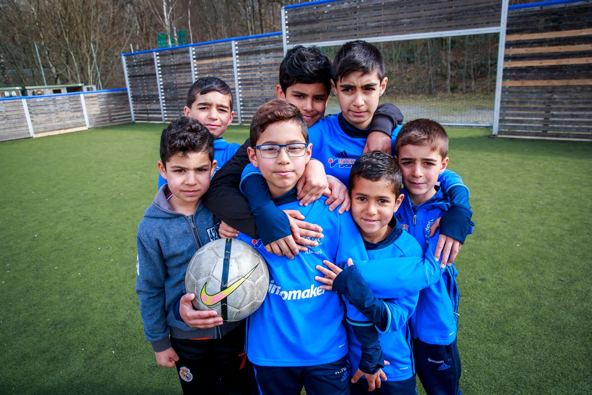 9-årige Ahmed har bott i Sverige i åtta år. Här har han sin trygghet, sin bästa kompis och sina fotbollskamrater.