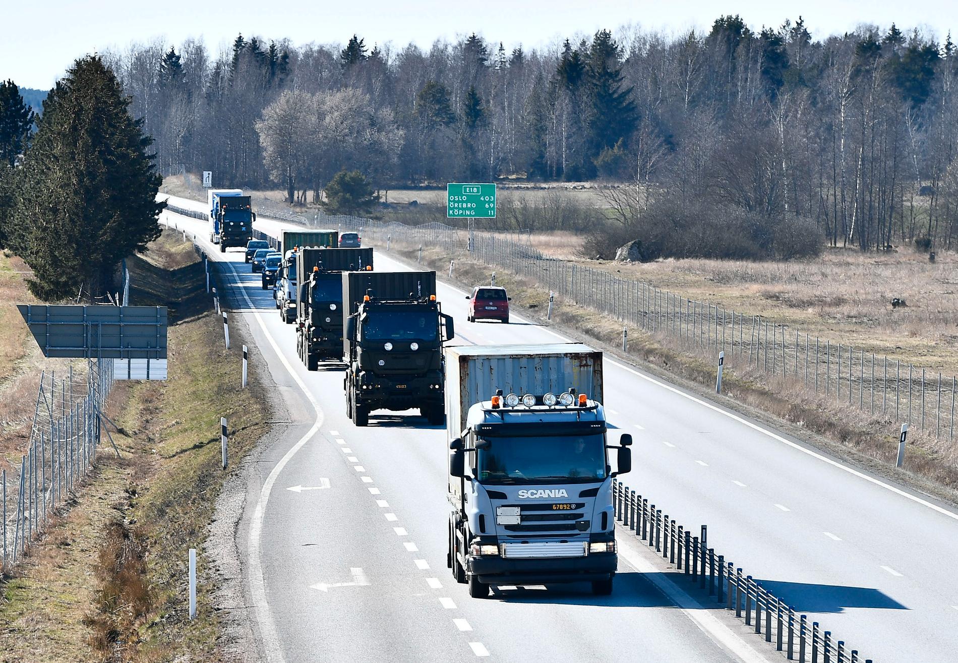 Konvojen på väg mot Älvsjömässan.