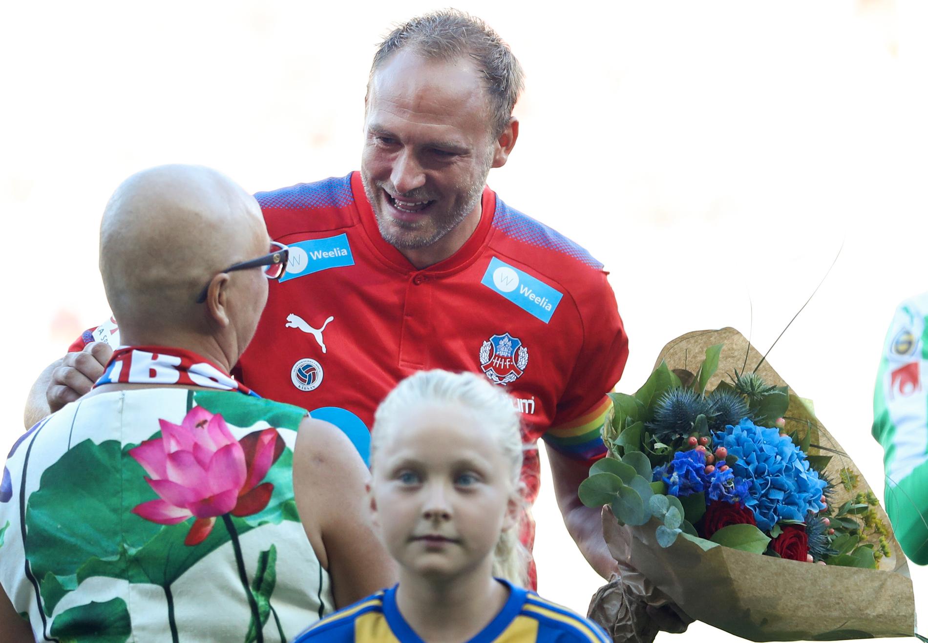 Andreas Granqvist fick ta emot en blomsterbukett före avspark.