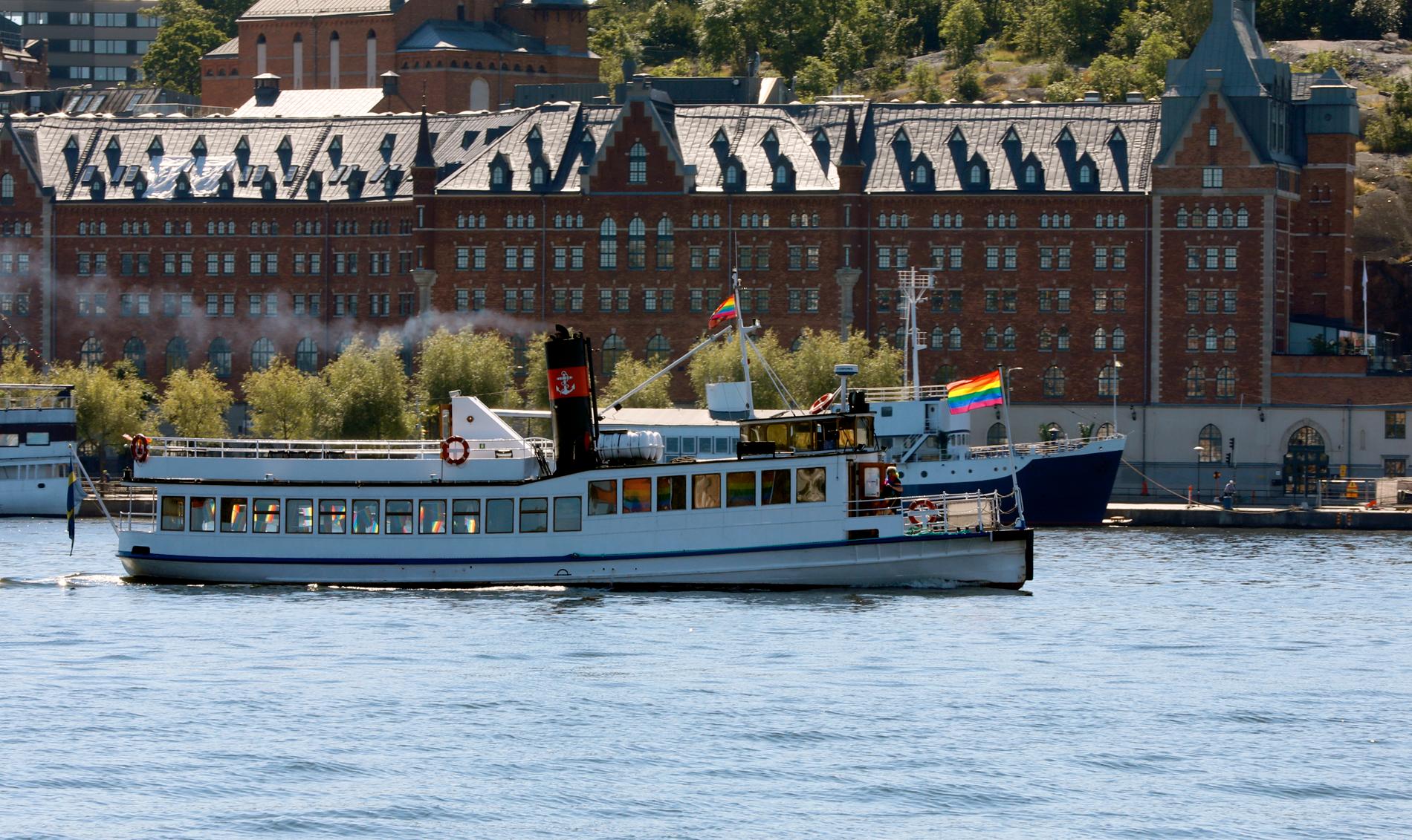 En prideflagga pryder en skärgårdsbåt i Stockholm.