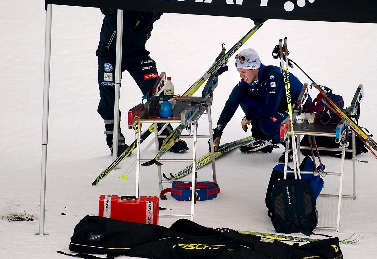 Det svenska laget vallade bort sig och Marcus Hellner och Charlotte Kalla tappade viktiga sekunder i jakten på pallplatser i Tour de Ski.