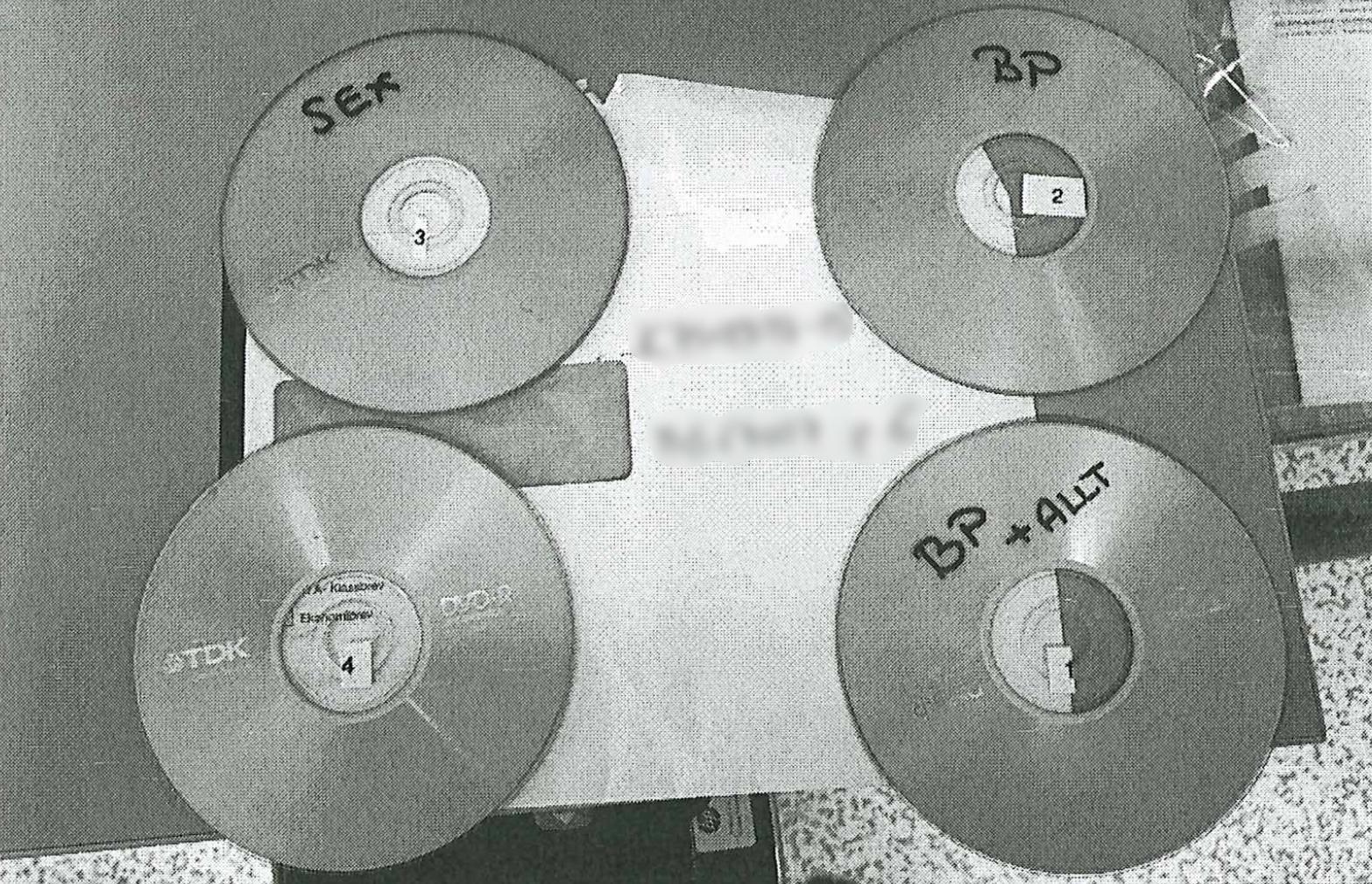 Cd- och dvd-skivor hittades vid husrannasakan hos mannen.