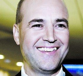 Men Fredrik Reinfeldt har all anledning att vara glad. Hans sju SEB-aktier har backat en dryg femtiolapp.