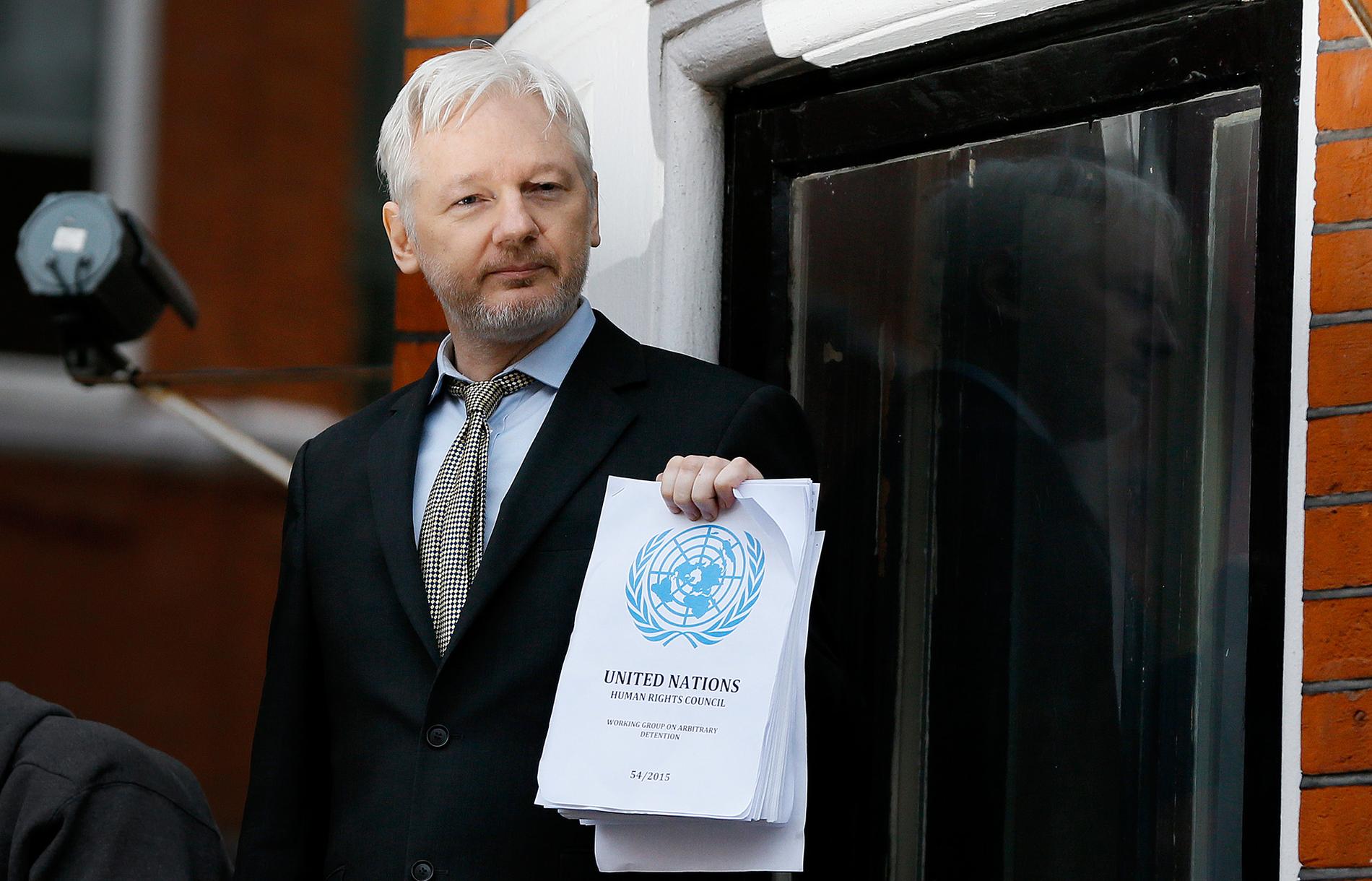 FEBRUARI 2016. En FN-grupp uttalar stöd för Assange, som gör ett ovanligt framträdande på balkongen.