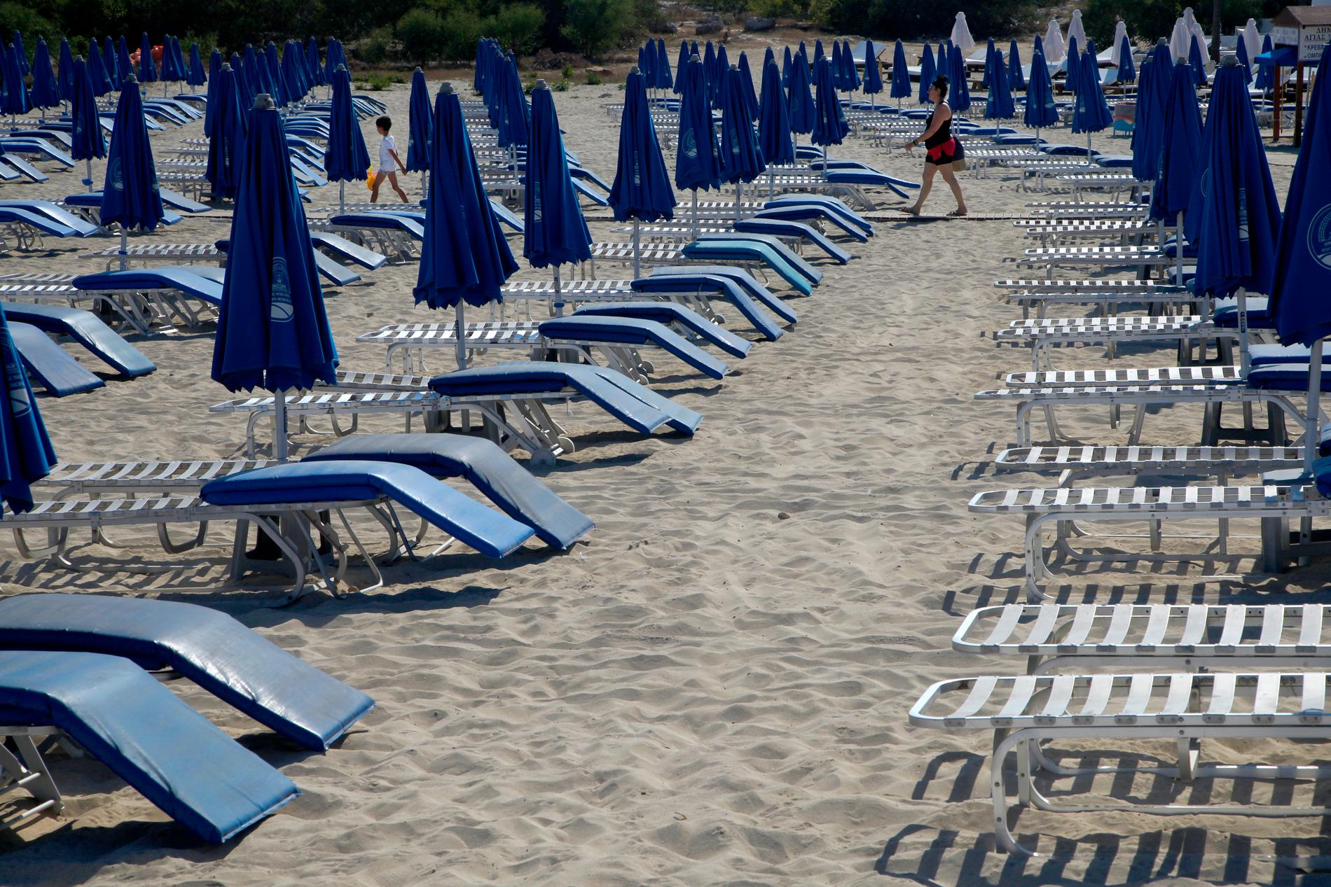 En öde strand på Cypern i juli 2020.