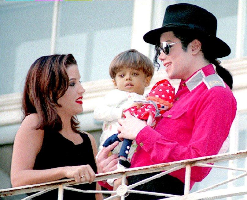 Michael Jackson och hustrun Lisa-Marie Jackson-Presley på ett barnsjukhus med den ungerske pojken Dela Farkas i famnen. 