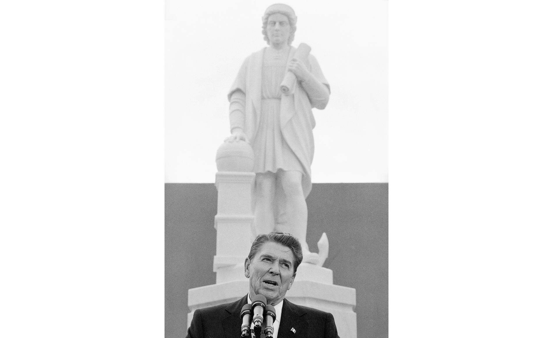 Den nu rivna statyn i Baltimore, då president Reagan invigde den i oktober 1984.