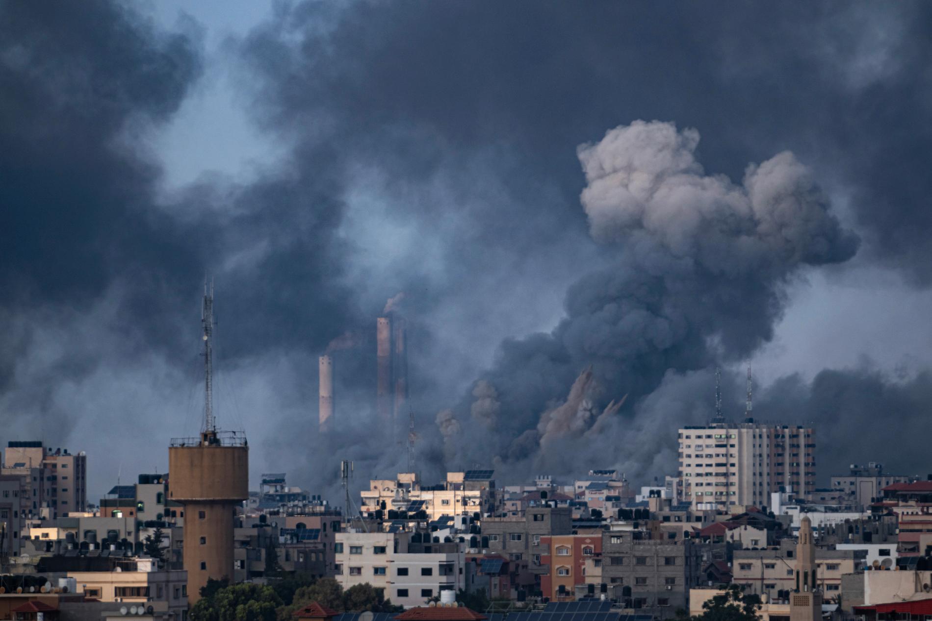 Rök stiger från Gaza efter ett av de israeliska bombattackerna. Bilden är från i går.