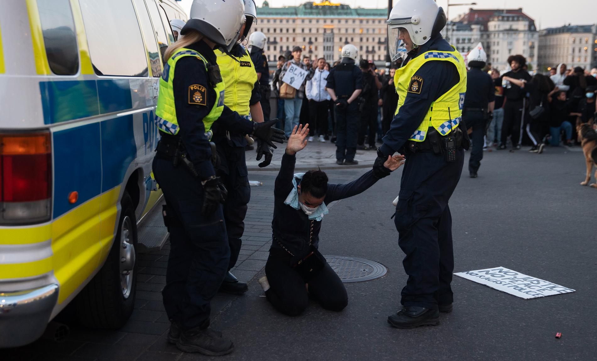Kravallpoliser stoppar demonstranter vid Norrbro i Stockholm efter en tyst protest till stöd för Black lives matter-rörelsen som hölls på Sergels torg och som sedan upplöstes av polisen.