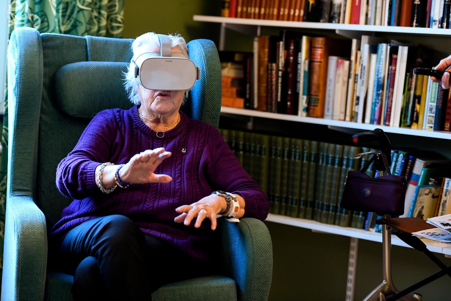 Pensionären Anne-Marie Engström upplever VR-teknik på Enebergs äldreboende i Norrtälje som ett komplement till riktiga utflykter.