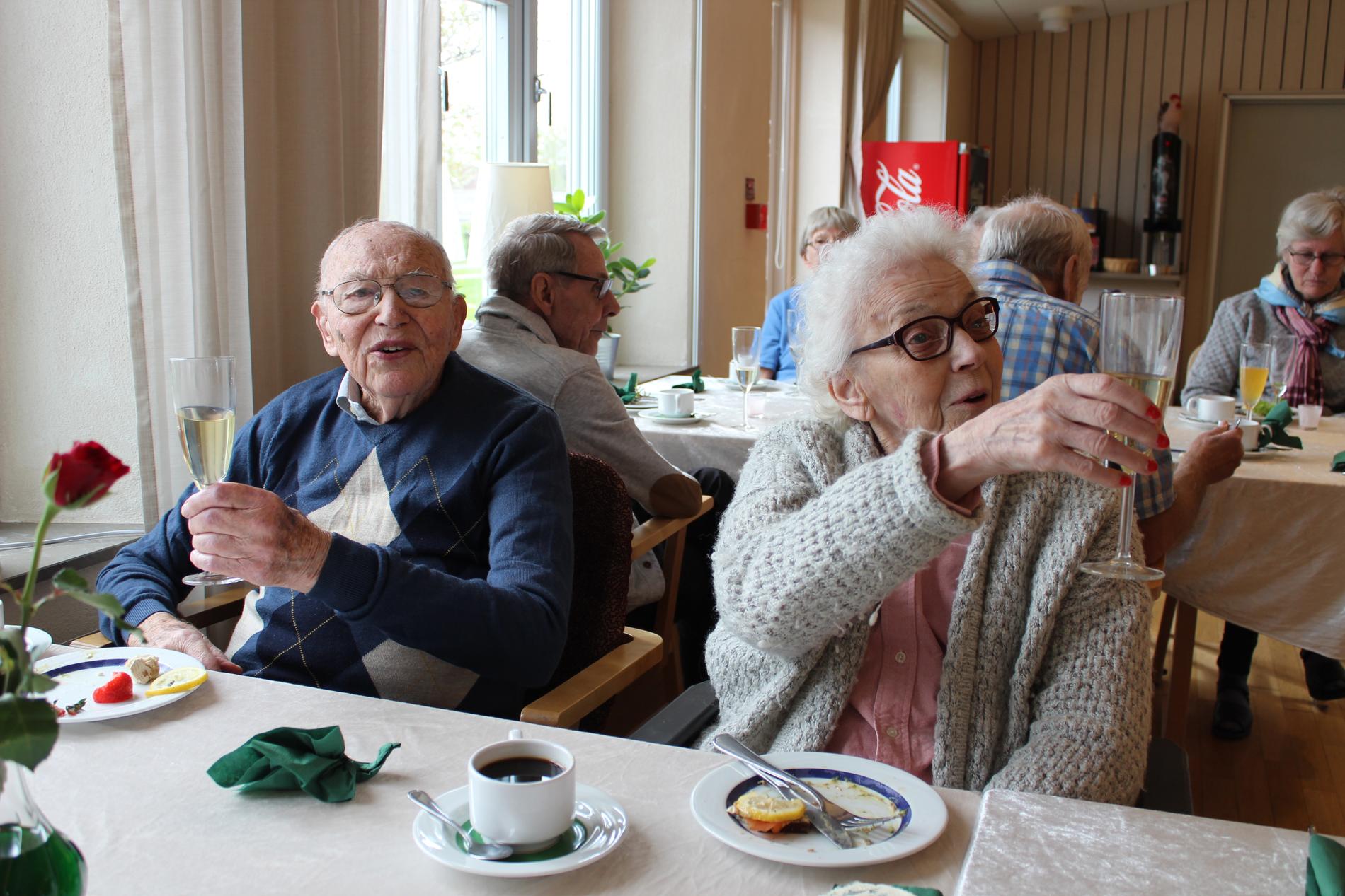 Här får de äldre champagnefrukost. Här skålar Göte Arnskill och Aina Wannehag.