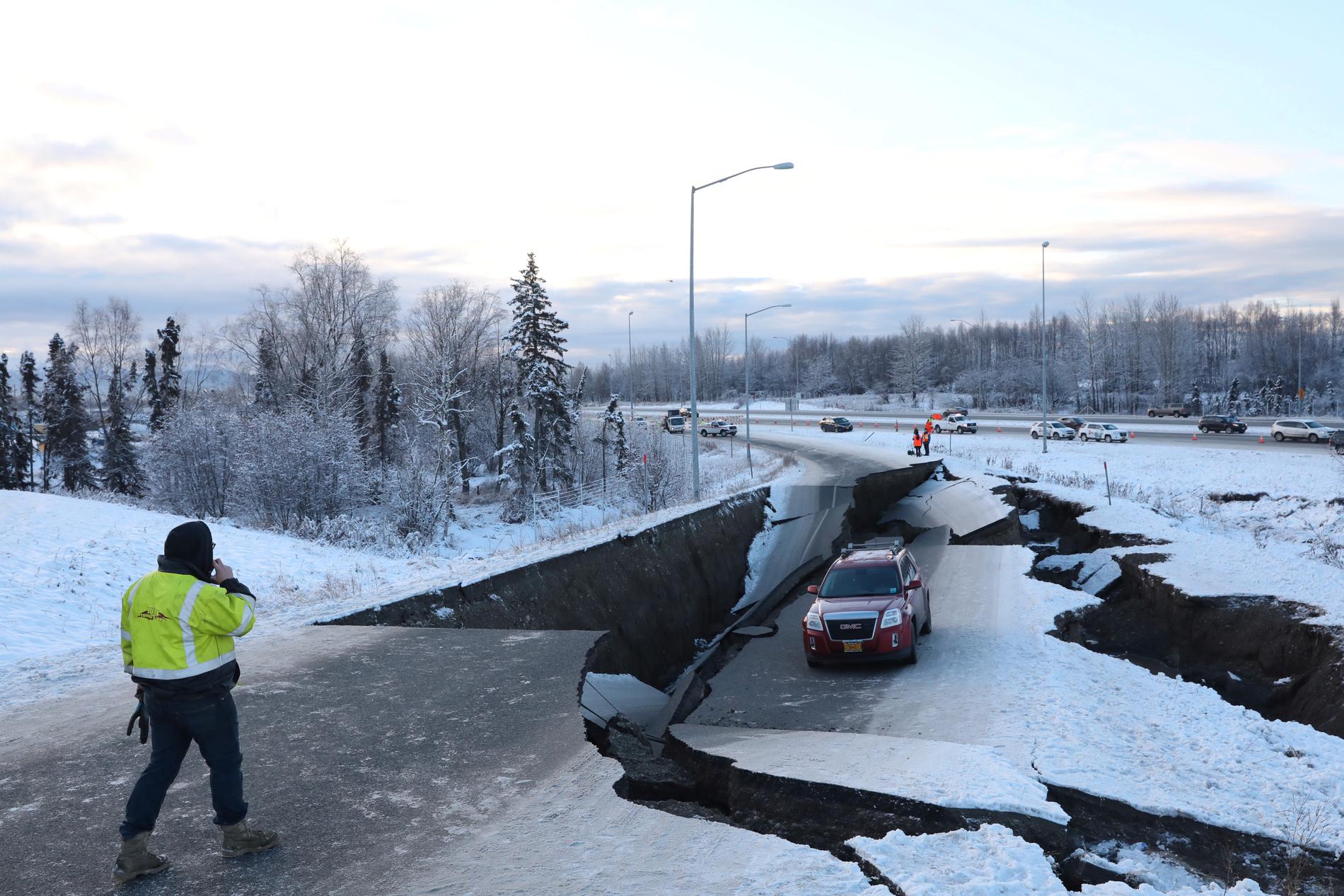 En kollapsad väg nära flygplatsen i Anchorage, Alaska.