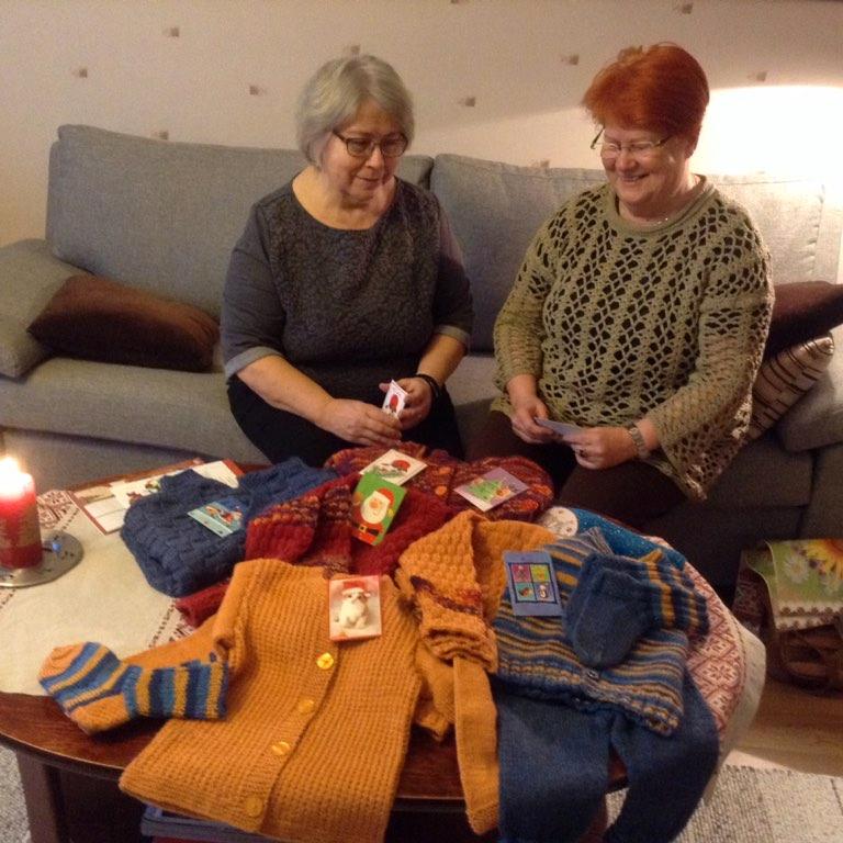 Leena och Anja har stickat kläder till barnen i Ukraina sju jular i rad. Kläderna har delats ut av hjälporganisationen Barnens ambassad.