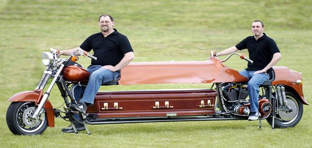 Mike Price (till vänster) har byggt begravnings-motorcykeln.