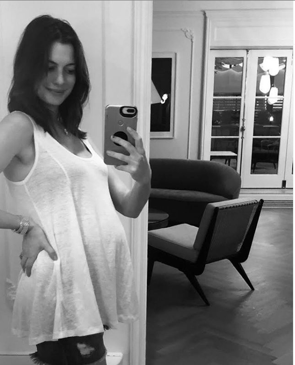 Anne Hathaway avslöjade sin graviditet. 