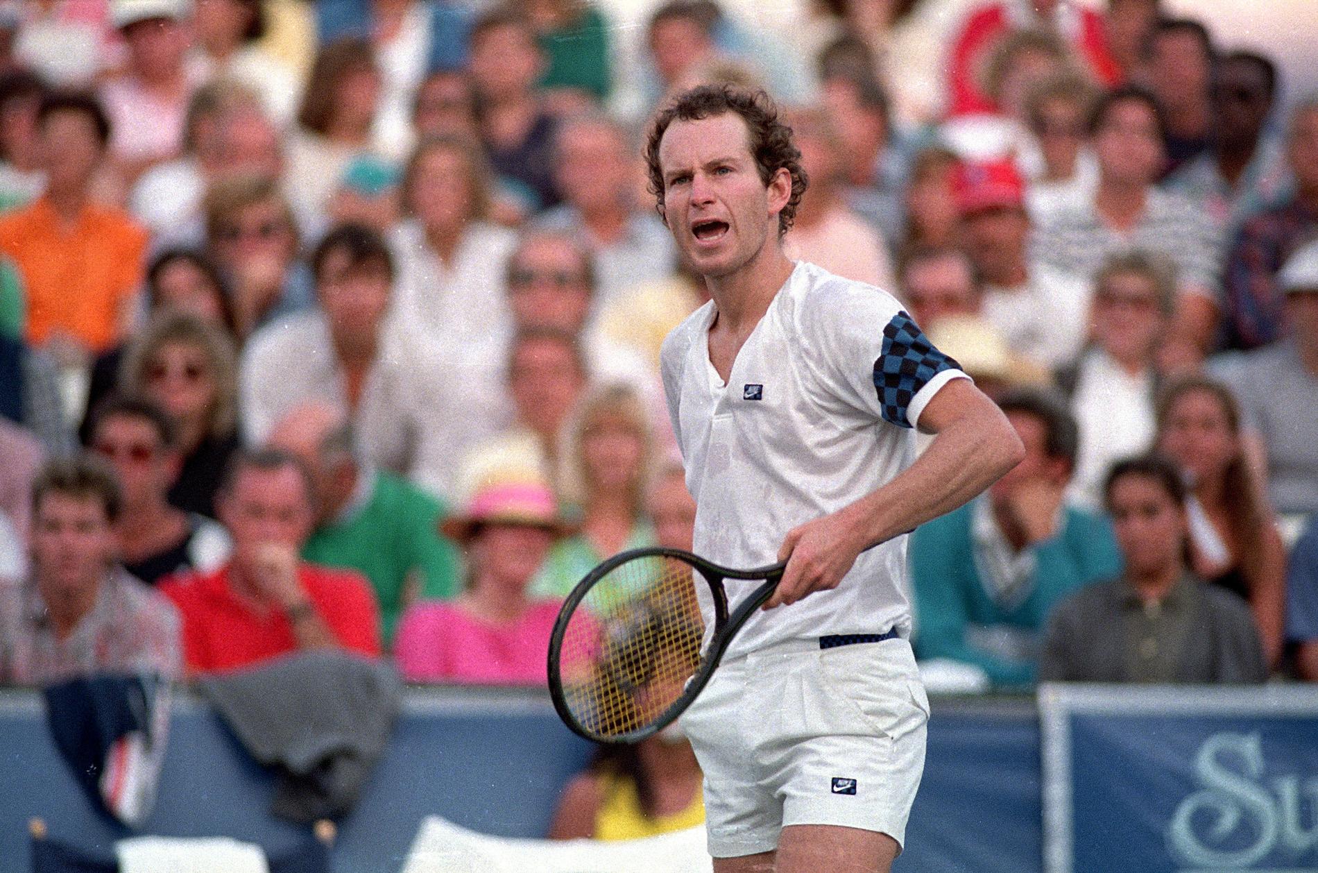 John McEnroe på tennisbanan under sin storhetstid, här som så ofta i en diskussion med en domare.