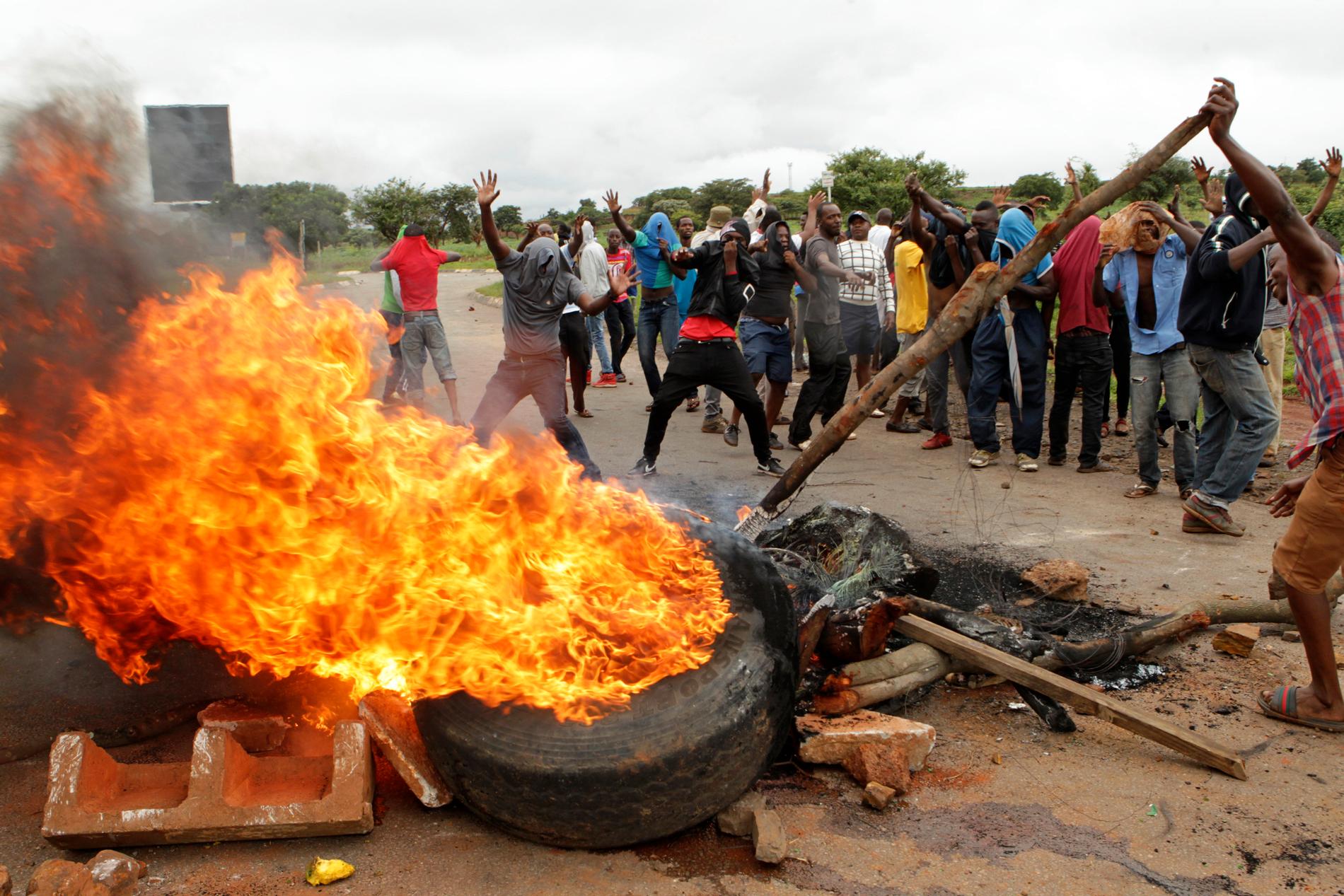 Demonstranter bränner däck vid protesterna mot höjda bränslepriser. Arkivbild.