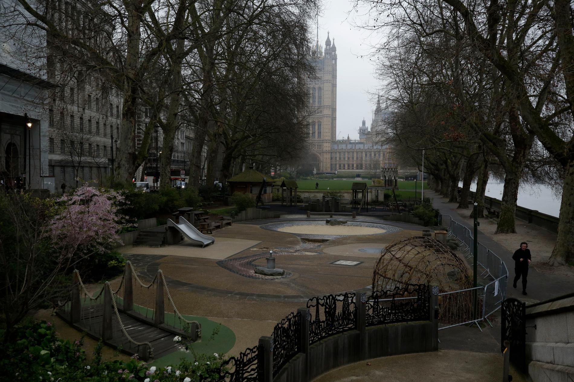 En stängd lekpark bakom de brittiska parlamentsbyggnaderna i London. Bilden är tagen på torsdagen.
