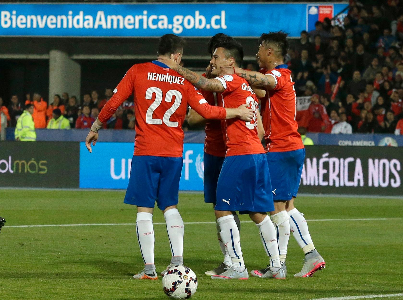 Chiles Charles Aranguiz gratuleras efter att ha gjort tredje målet.