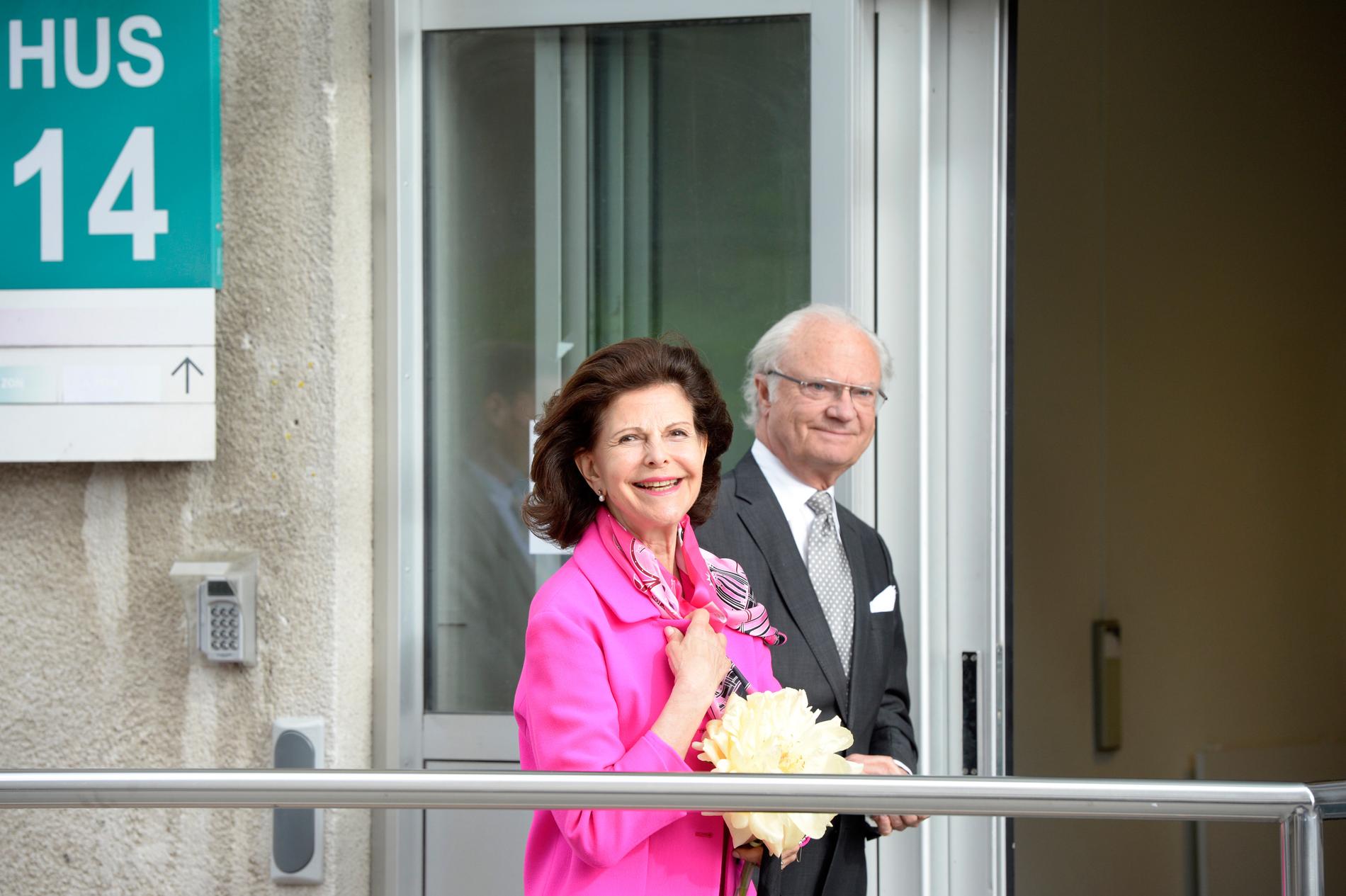 Drottning Silvia och kungen besöker sjukhuset efter förlossningen.