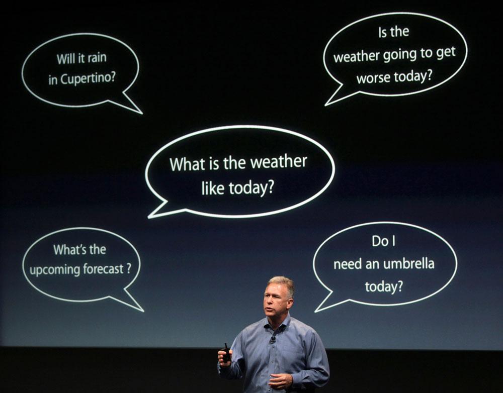 Apples Phil Schiller presenterade Siri, en avancerad form av artificiell intelligens som inte har funnits i handfallna enheter. Enligt Apple så kan du prata med telefonen för att få veta vädret, be den väcka dig på morgonen, få köranvisningar eller få uppläst eller svara på SMS.