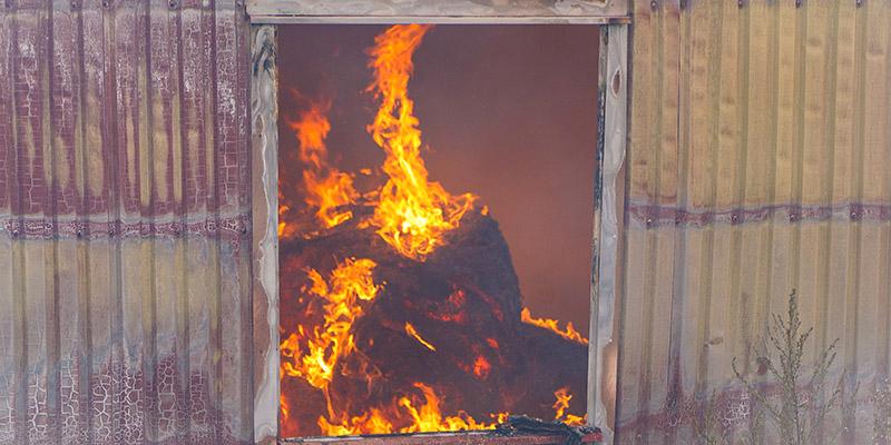 I fredags brann en stor maskinhall ner på familjen Kolgjinis ägor. Det utredss som grov mordbrand. 