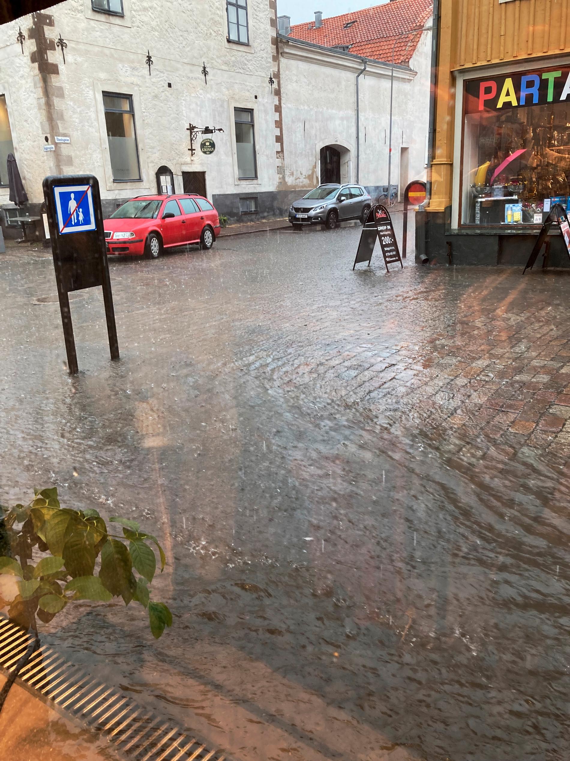Gator svämmade över i Kalmar efter ett kraftigt regnoväder.