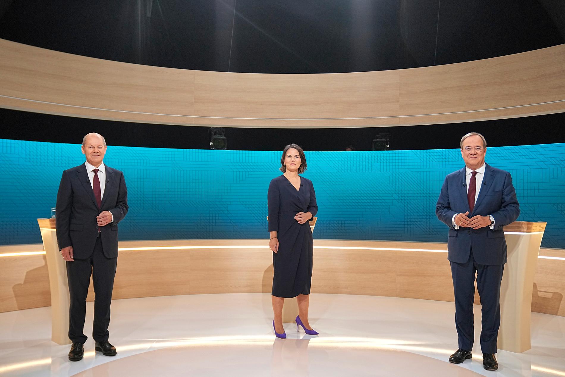 Kanslerkandidaterna Olaf Scholz (SPD), Annalena Baerbock (De gröna) och Armin Laschet (CDU) inför sista tv-debatten.