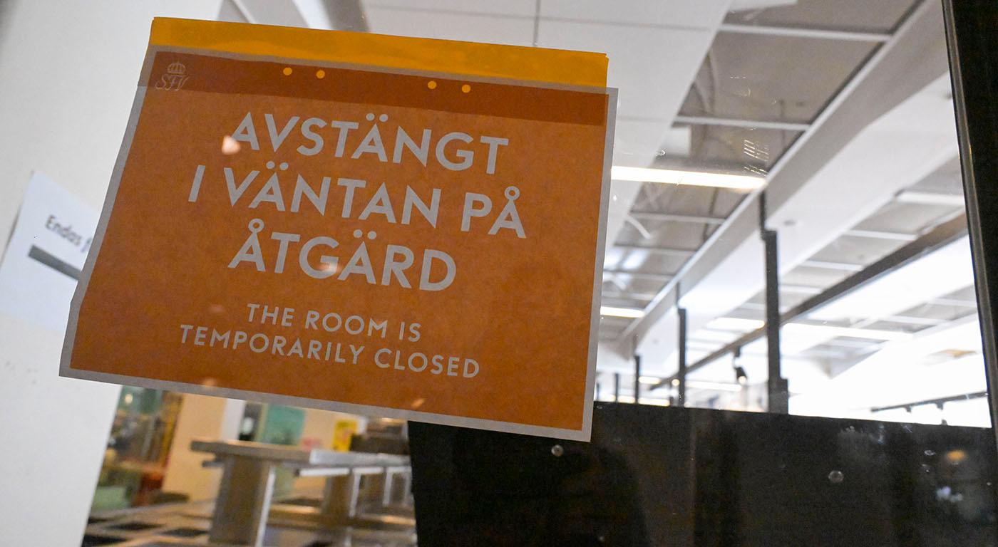 Naturhistoriska riksmuseet i Stockholm har helt stängt, på grund av problem med innertaket.