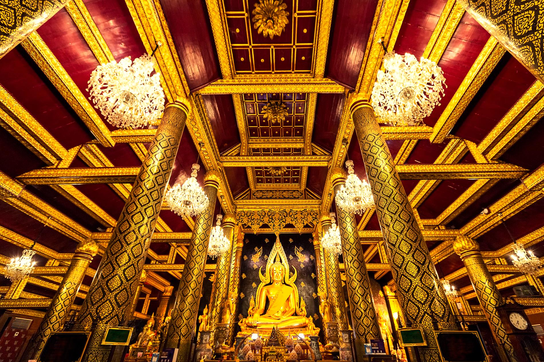 Phra Buddha Chinnarat är en känd staty i Thailand. 