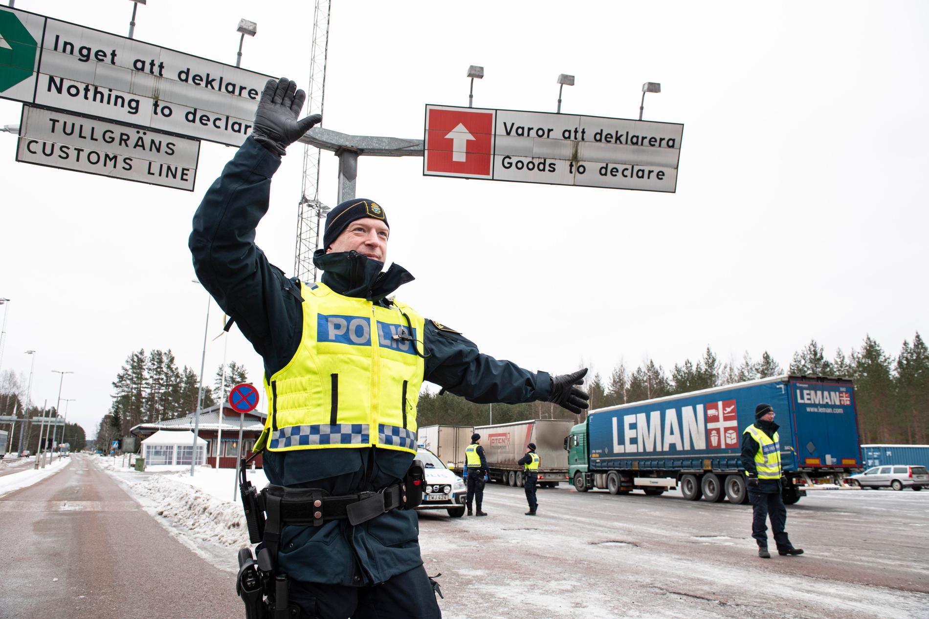 Bilar ska kontrolleras av polisen på gränsstationen i Charlottenberg.