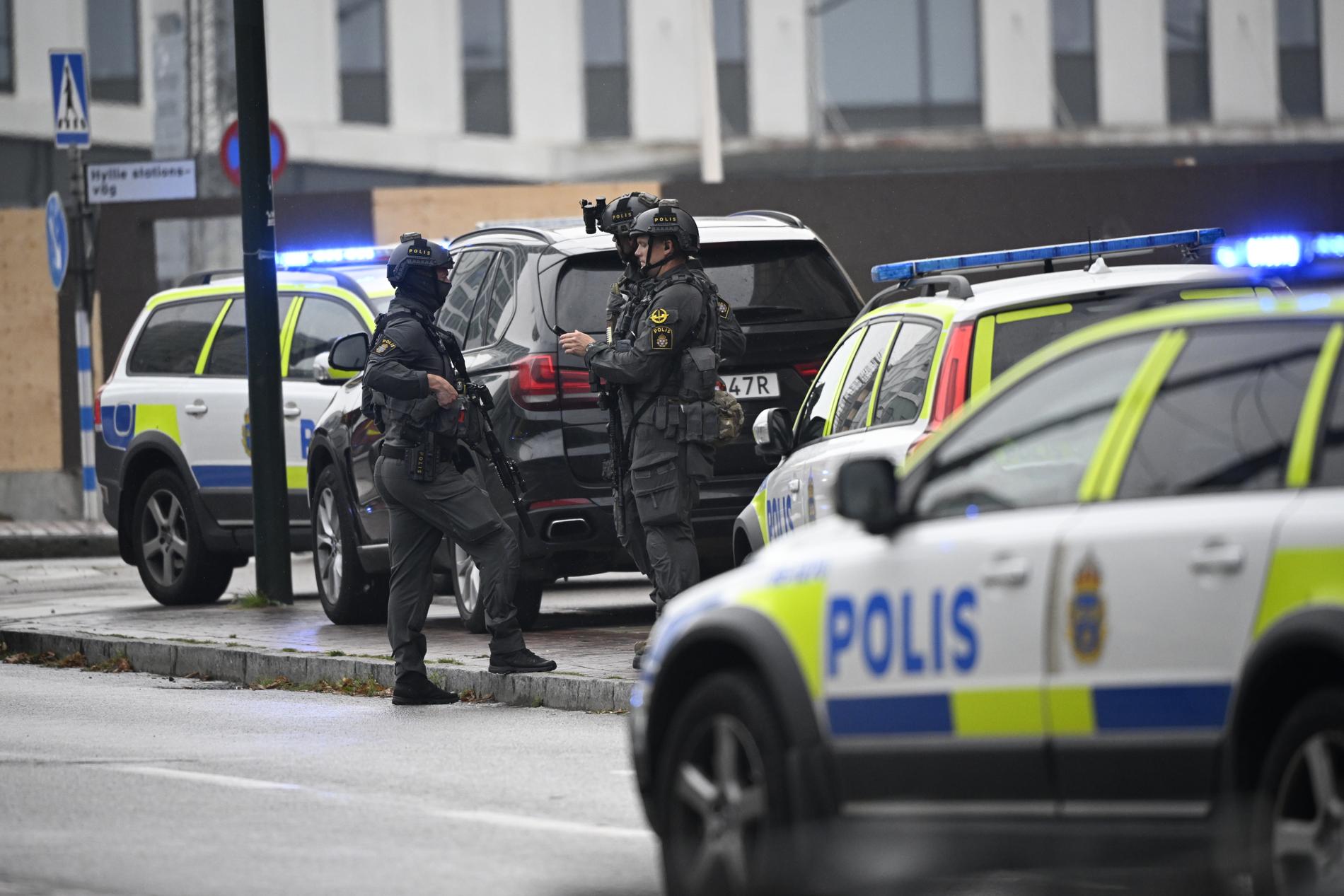 En kvinna, som enligt polisen råkade passera, är skadades och en man sköts till döds på köpcentrumet Emporia i Malmö. Bilden från fredagen då händelsen inträffade.