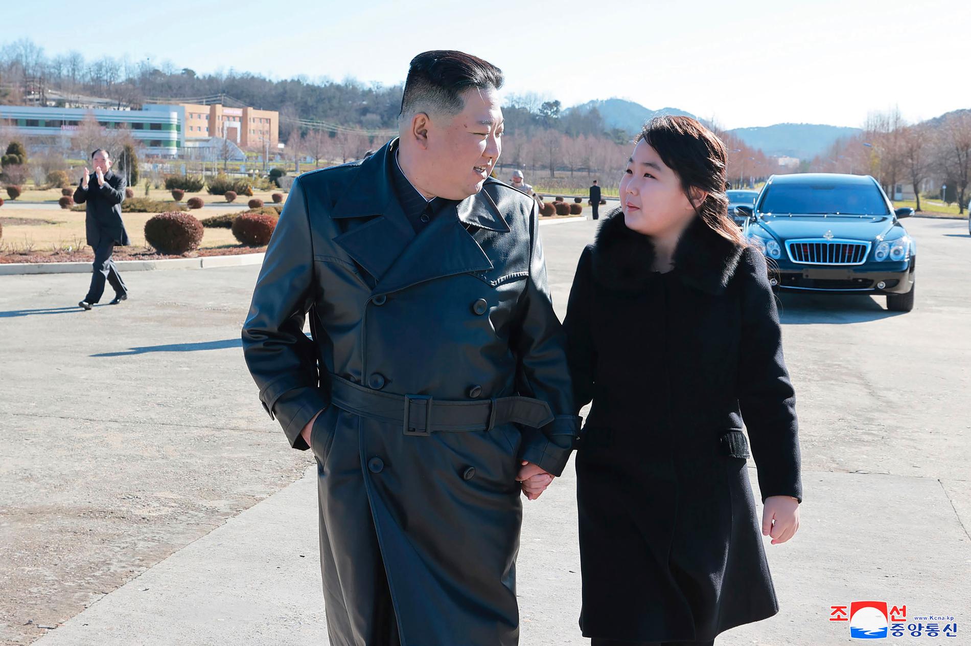 Diktatorn och dottern hand i hand.