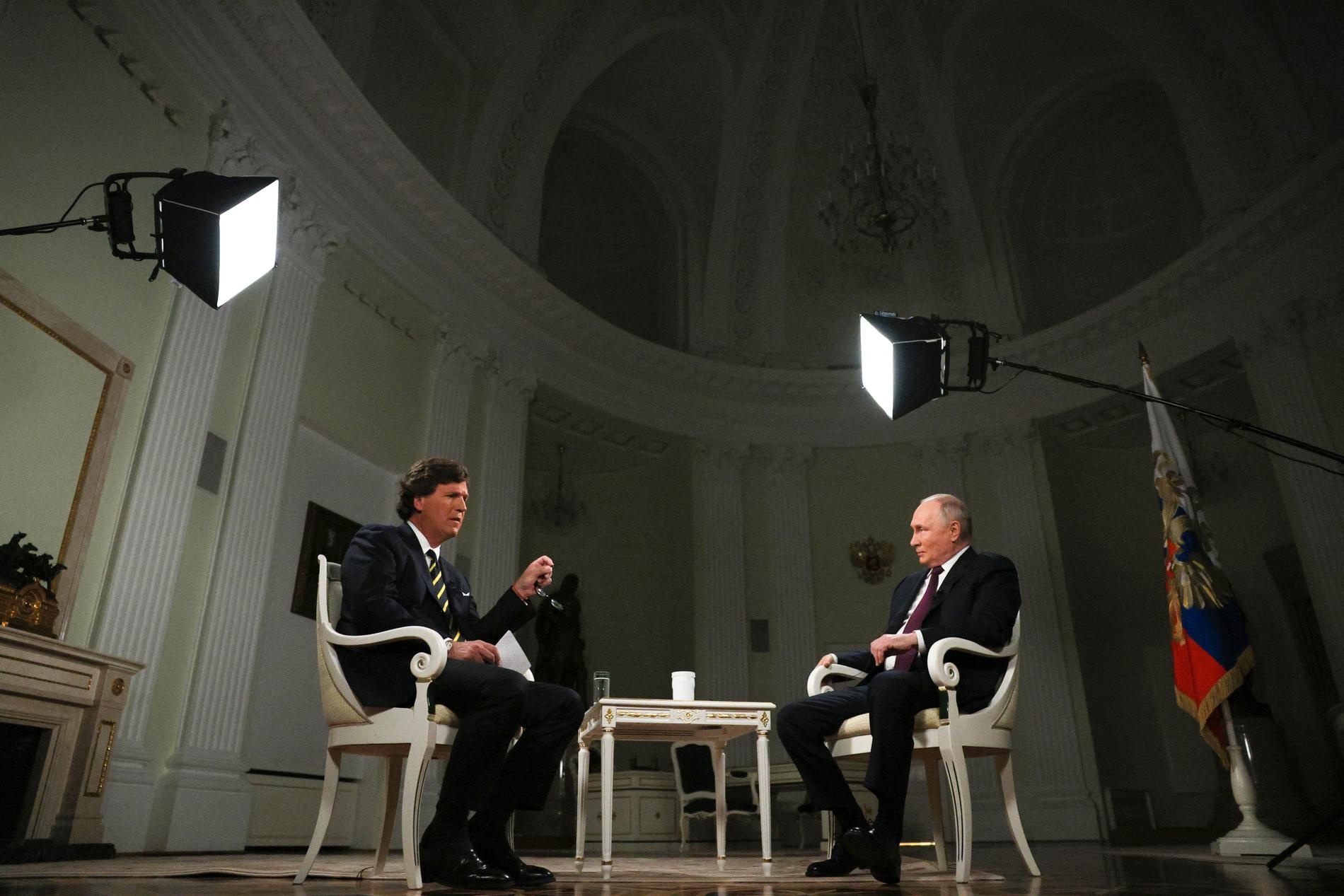 Tucker Carlson och Vladimir Putin under intervjun. 