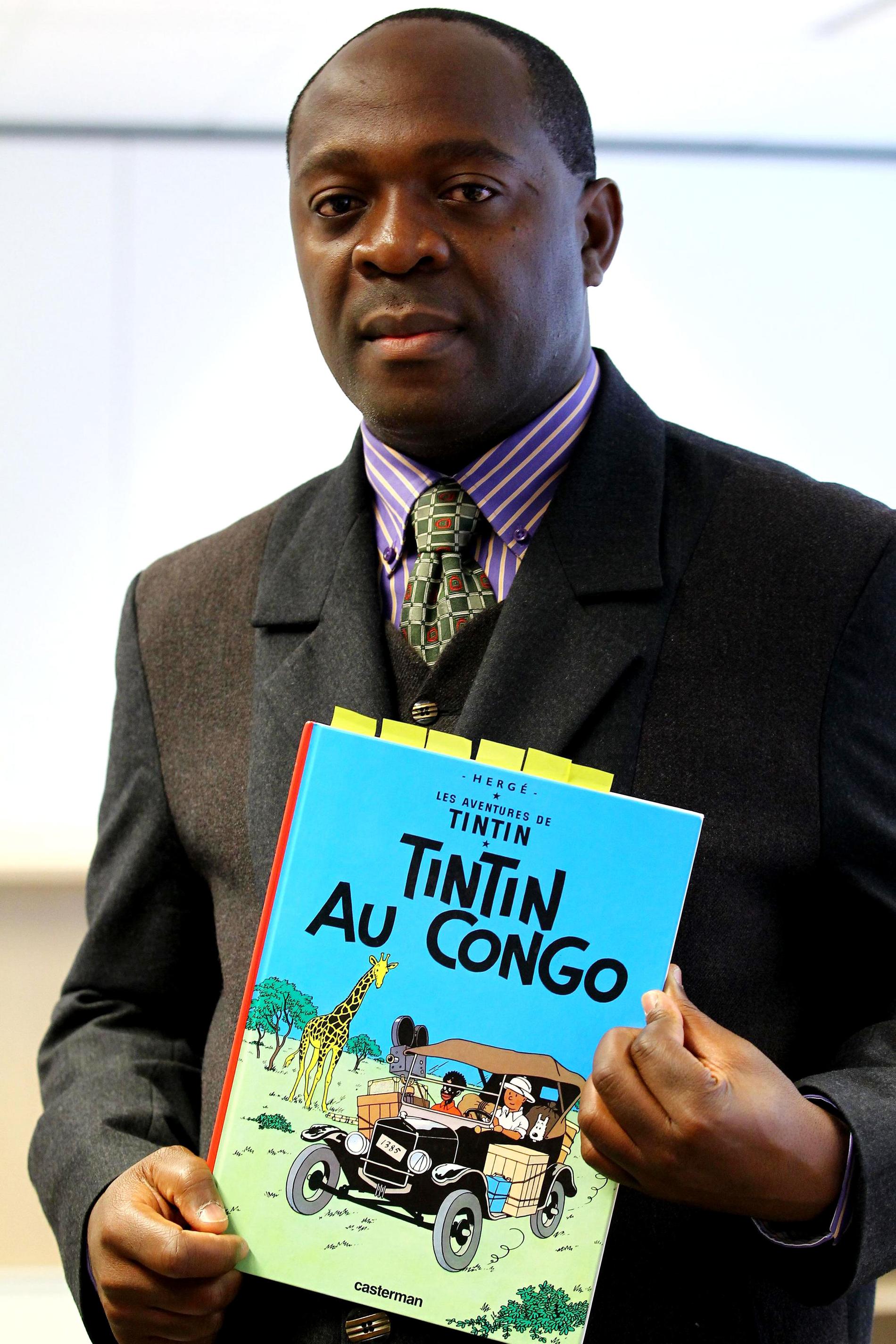 Kongolesen Mbutu Mondondo Bienvenu har lämnat in en stämning mot det belgiska förlag som ger ut boken ”Tintin i Kongo”.