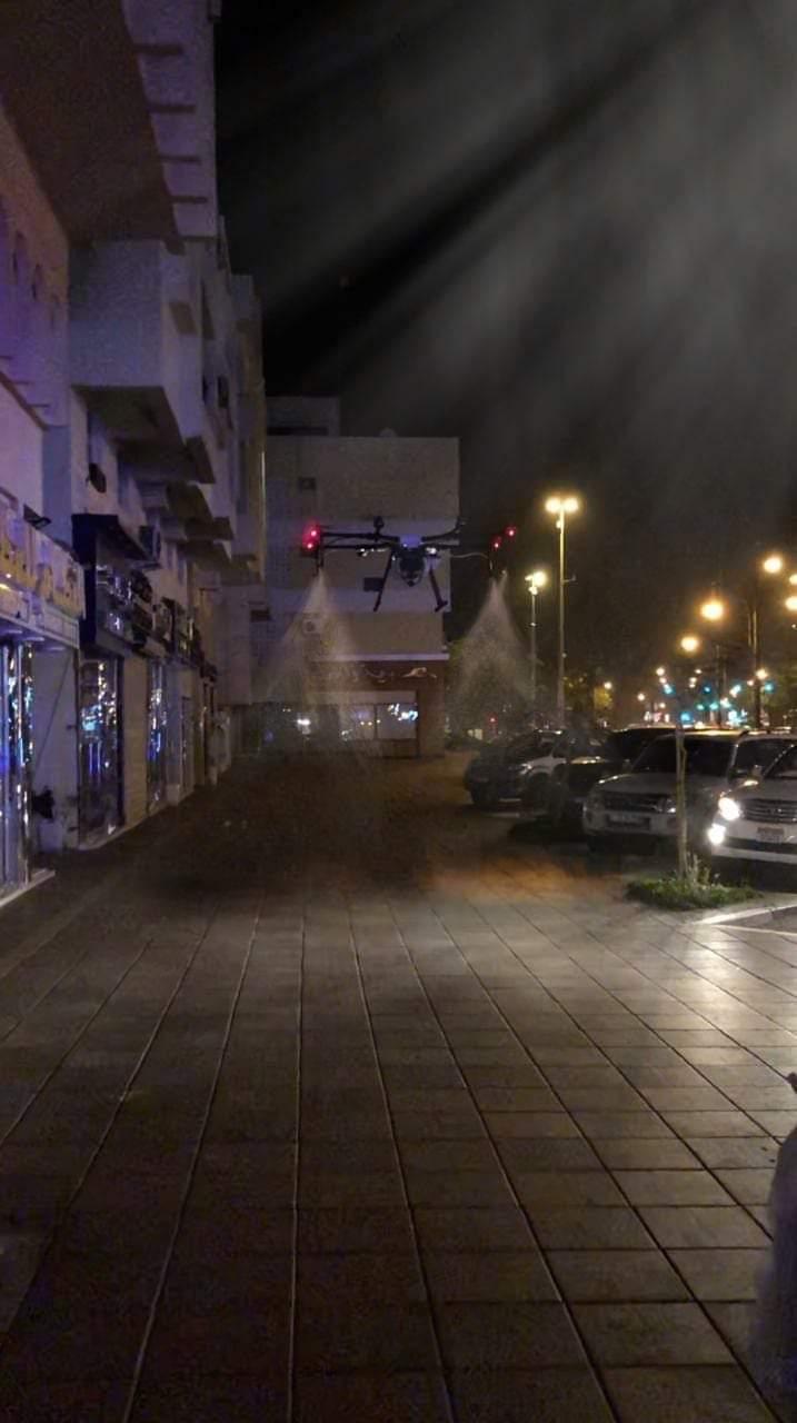 På nätterna saneras gatorna i Dubai, bland annat med hjälp av drönare.