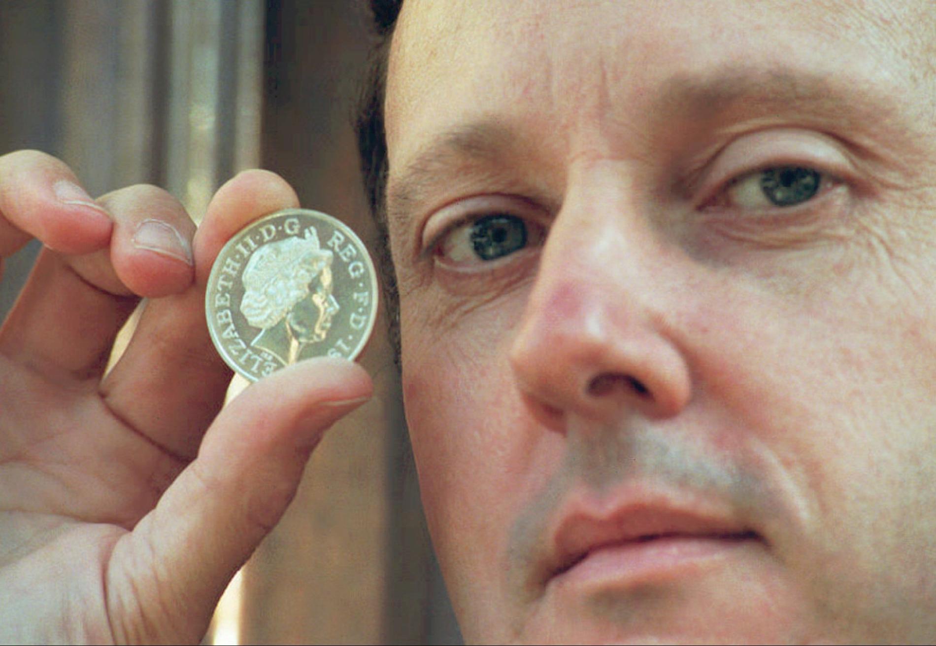 Skulptören Ian Rank-Broadley visar ett mynt med drottning Elizabeth 1997. Nu ska han skapa en staty av prinsessan Diana. Arkivbild.