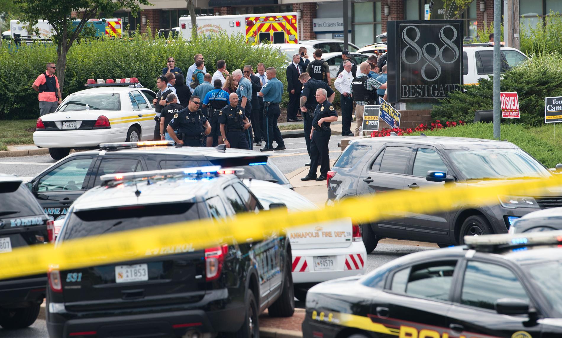 Poliser utanför tidningen Capital Gazette, där fem människor mördades den 28:e juni.