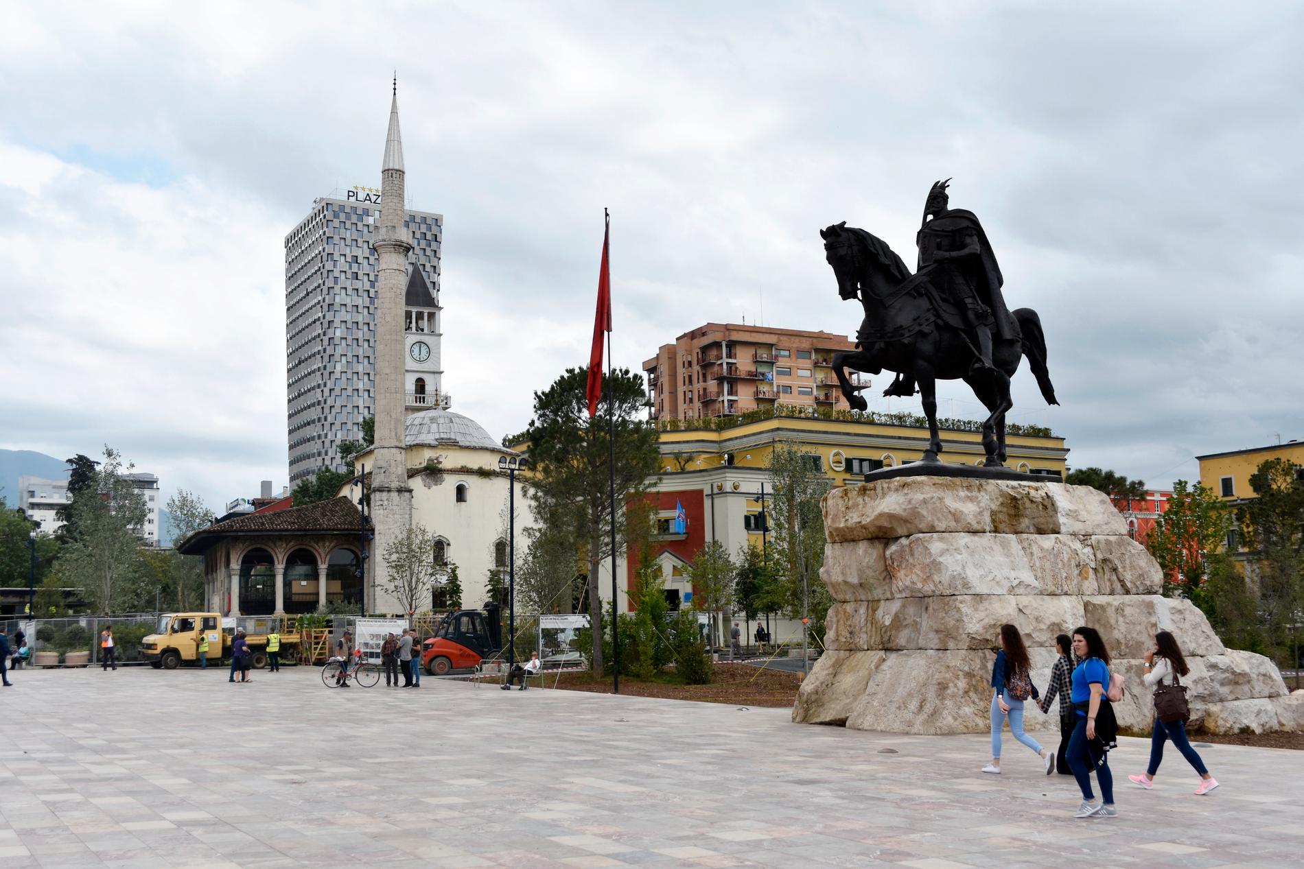 Medeltida nationalhjälten Skanderbeg står staty i centrala Tirana i Albanien.